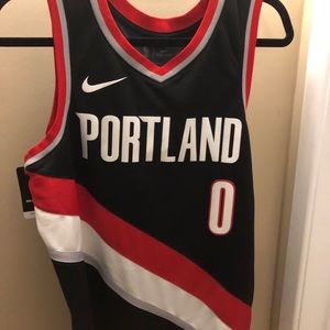 Damian Lillard Swingman Jersey in a Medium